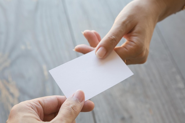 テキストが書かれた紙を握っている人の中間部分