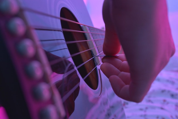 Photo midsection of person playing guitar