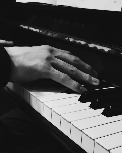 Foto sezione centrale di una persona che suona il pianoforte