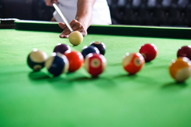 Photo midsection of person playing snooker on table