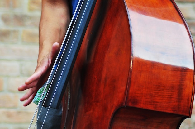 Foto sezione centrale di una persona che suona il violino