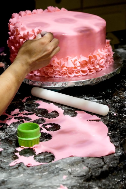 Foto sezione centrale di una persona che prepara la torta