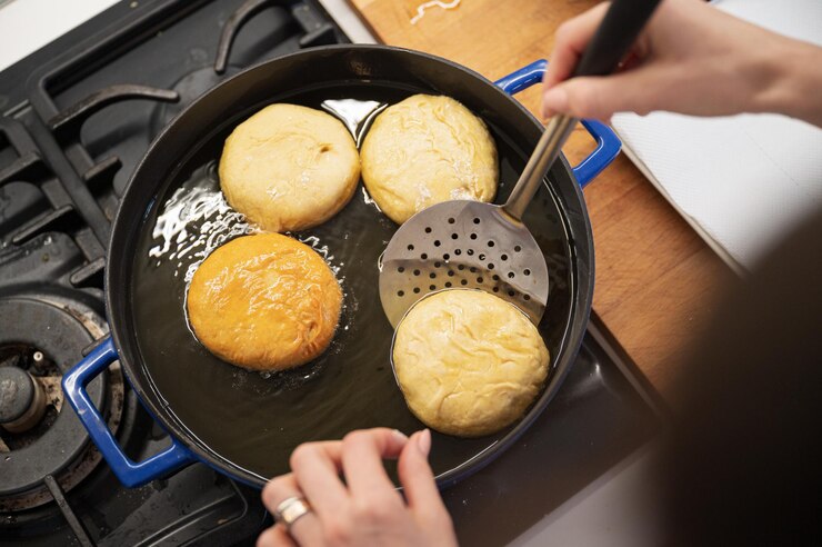 Photo キッチンで食べ物を準備している人の中間部分