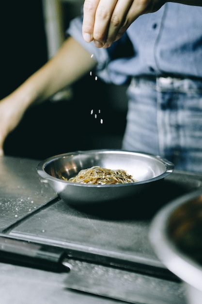 Foto sezione centrale di una persona che prepara il cibo in cucina