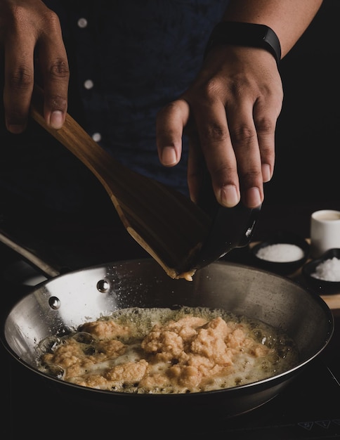 Foto sezione centrale di una persona che prepara il cibo in cucina