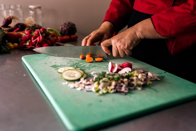 Foto sezione centrale della persona che prepara il cibo sulla tavola