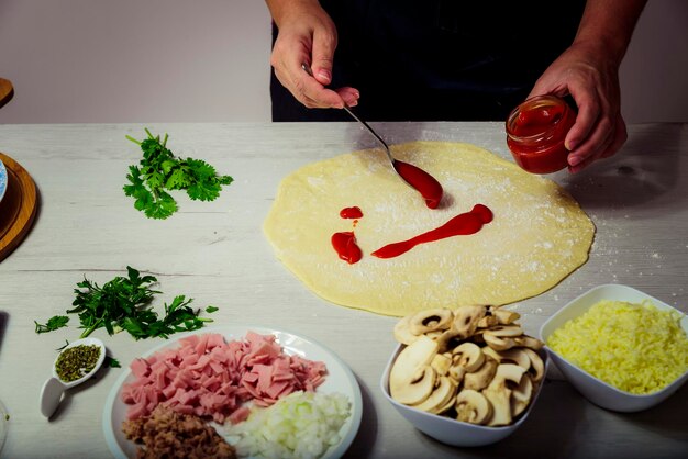 Foto sezione centrale di una persona che prepara il cibo sul tavolo