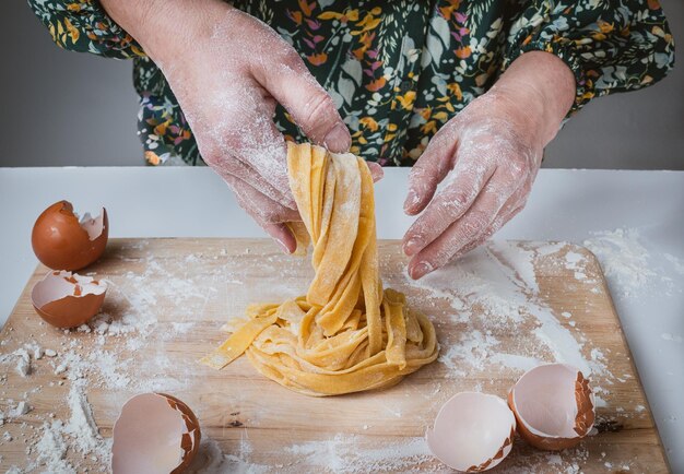 Foto sezione centrale della persona che prepara il cibo sulla tavola