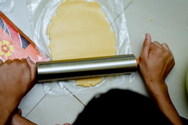 Foto sezione centrale della persona che prepara il cibo