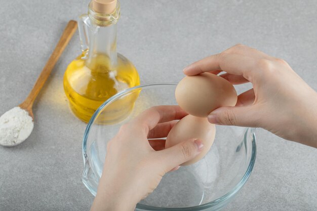 料理を準備している人の中間部分