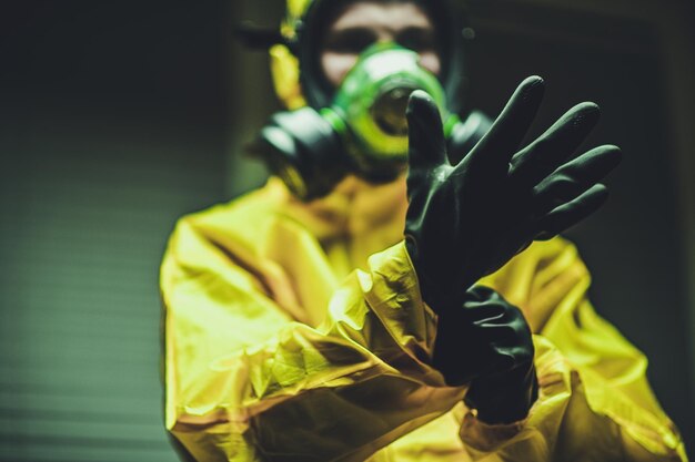 Foto sezione centrale di una persona in piedi in un fiore giallo