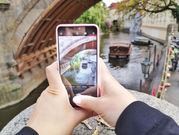 Foto sezione media delle persone che usano il telefono cellulare in città