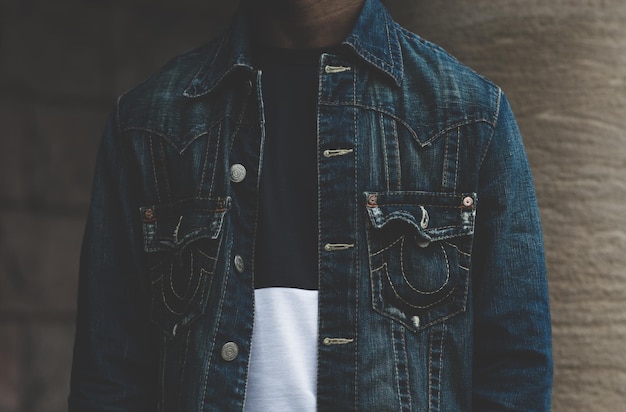 Photo midsection of person wearing denim jacket