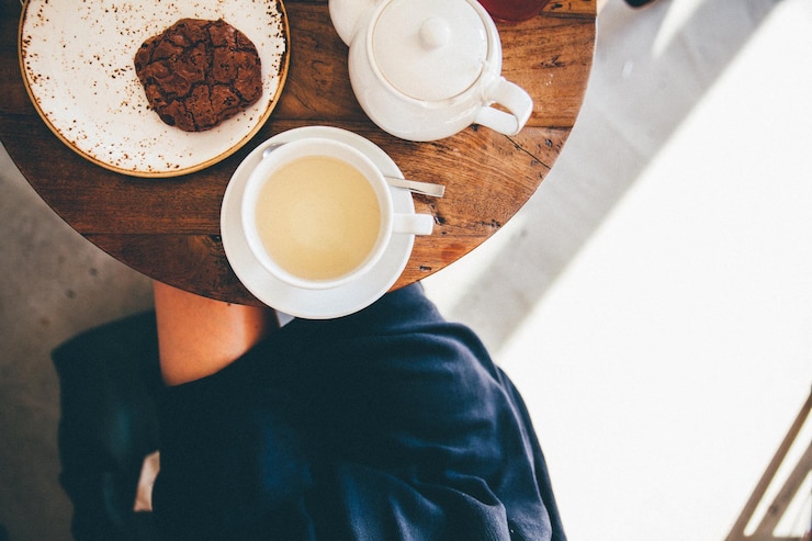 Photo midsection of person with coffee cup