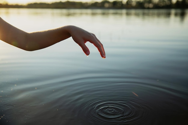 Photo midsection of persons hand in lake