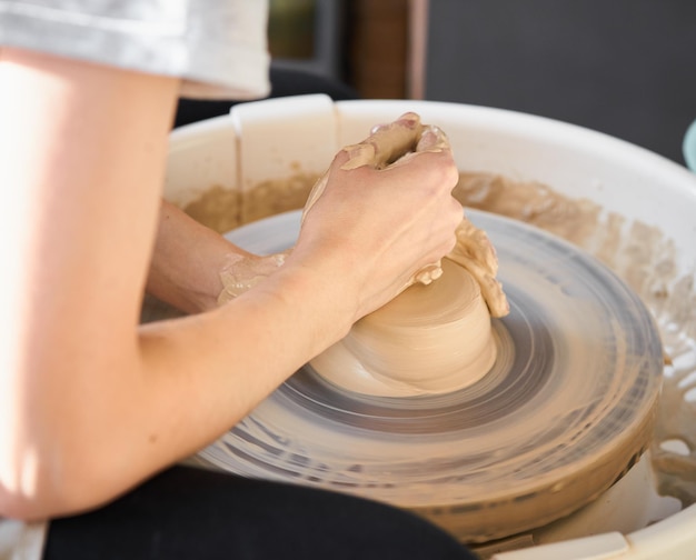 Photo midsection of potter making earthenware at pottery workshop