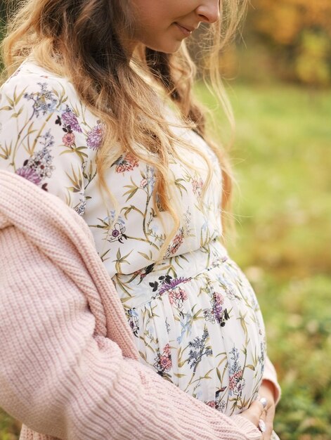 Photo midsection of pregnant woman standing on field