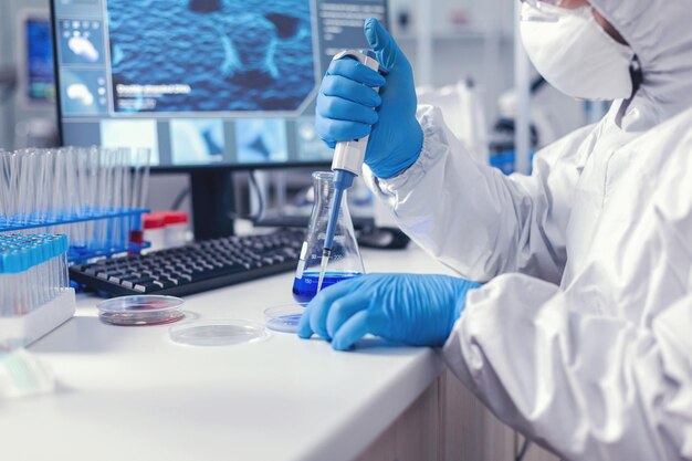 研究室で化学物質を検査している科学者のミッドセクション