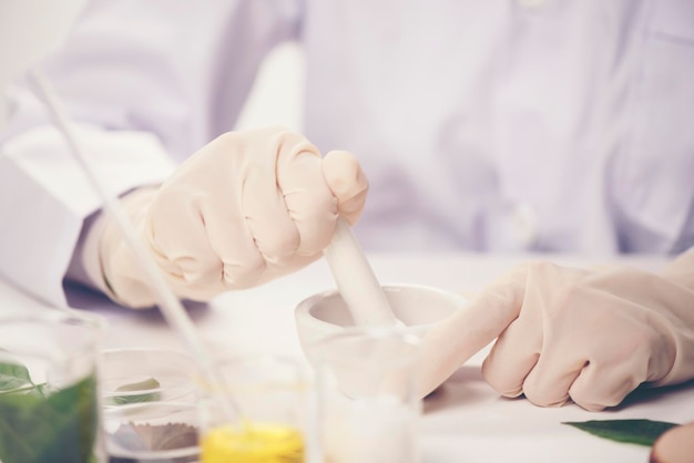 실험실 의 테이블 위 에 의약품 을 만드는 과학자 의 중간 부분