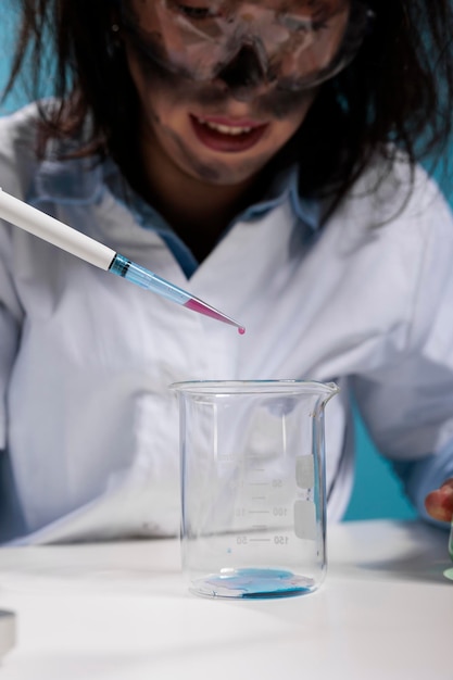 Photo midsection of scientist working in laboratory