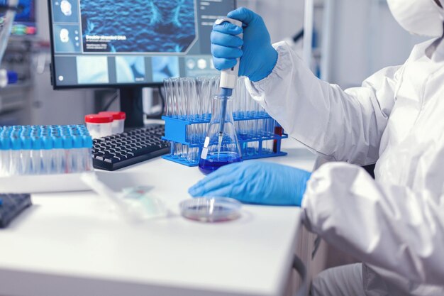 Photo midsection of scientist working in laboratory