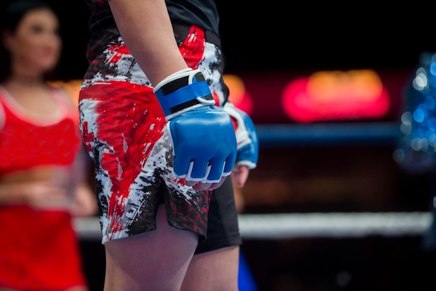 Foto sezione centrale di un pugile senza camicia in piedi nel ring di boxe