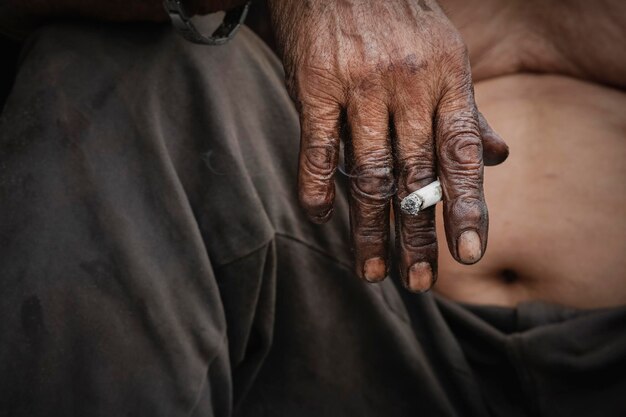 Photo midsection of shirtless man holding cigarette