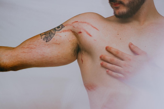 Photo midsection of shirtless man over white background