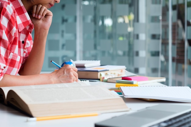 Foto sezione media degli studenti che studiano all'università