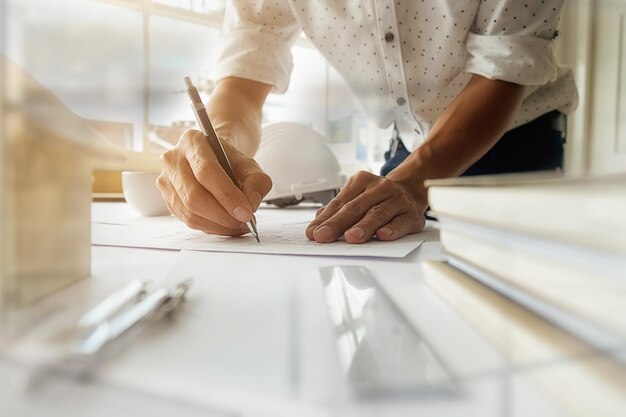 Foto midsection van architect die aan het bureau werkt in het kantoor