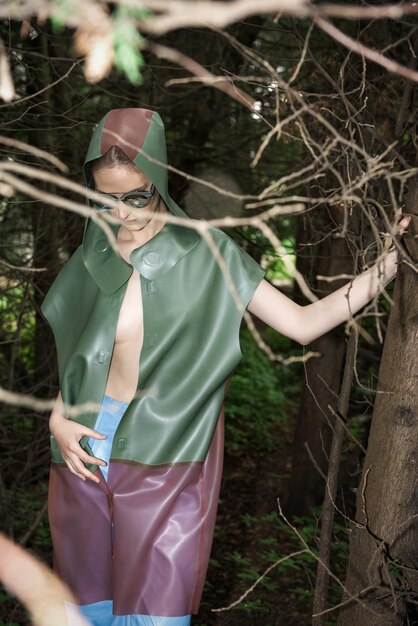 Foto midsection van een jonge vrouw in een zonnebril in het bos