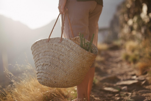 Midsection van een vrouw met een tas die op het land staat