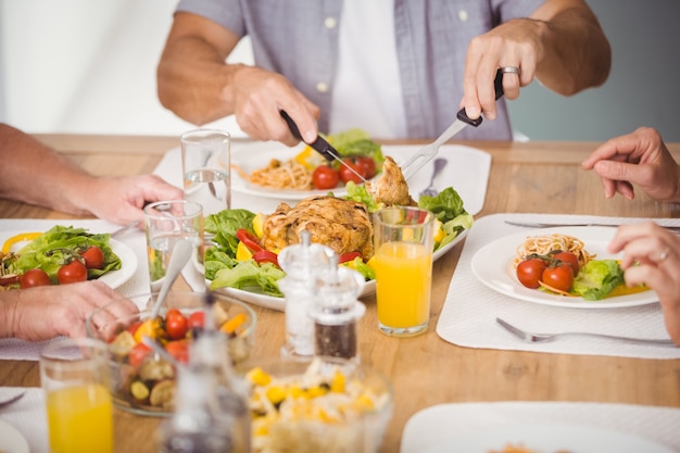 Midsection van familie die ontbijt heeft