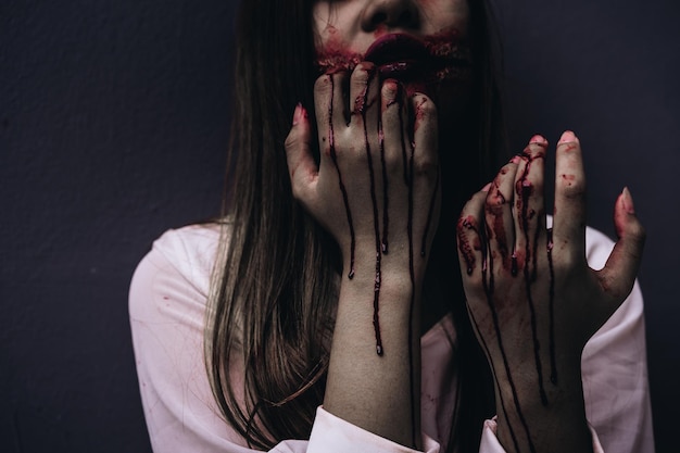 Foto midsection van jonge vrouw met halloween make-up tegen de muur