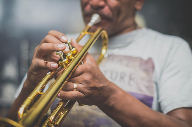 Midsection van muzikant die trompet speelt