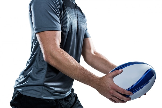 Midsection van rugbyspeler in zwarte jersey met bal