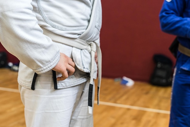 Foto midsection van sportmannen in uniform die binnen staan