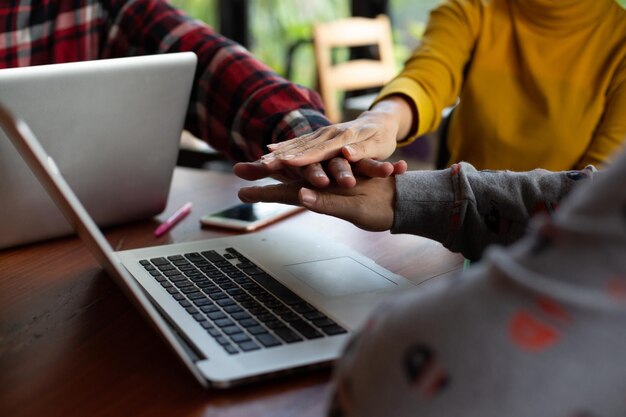 Foto midsection van vrouw die mobiele telefoon gebruikt terwijl ze op tafel zit