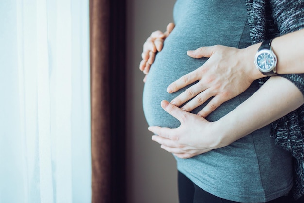 Midsection van zwangere vrouw