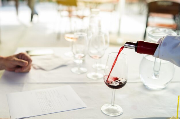 Foto sezione centrale di bicchieri da vino sul tavolo in un ristorante