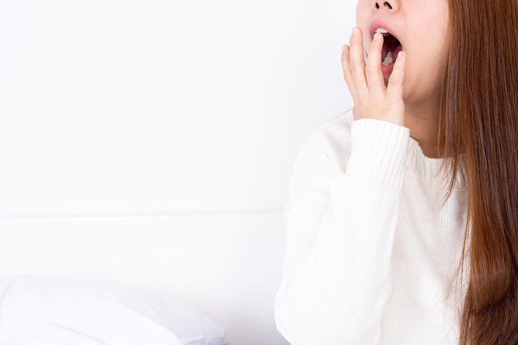 Photo 白い壁に立つ女性の真ん中