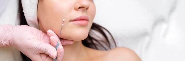 Photo midsection of woman applying nail