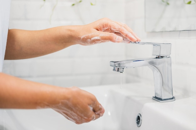 Foto sezione centrale di una donna in bagno a casa