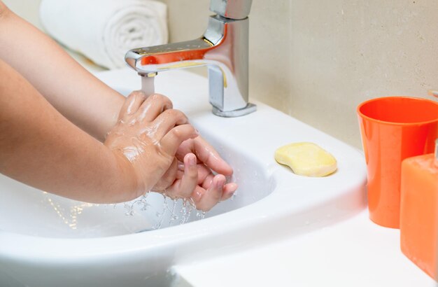 Foto sezione centrale di una donna in bagno