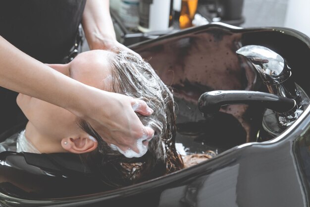 Foto sezione centrale di una donna nella vasca da bagno