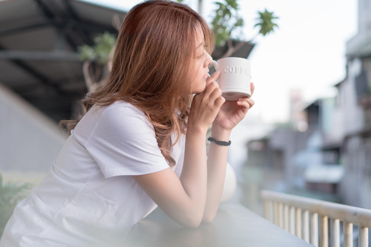 Photo コーヒーを飲んでいる女性の中央部分