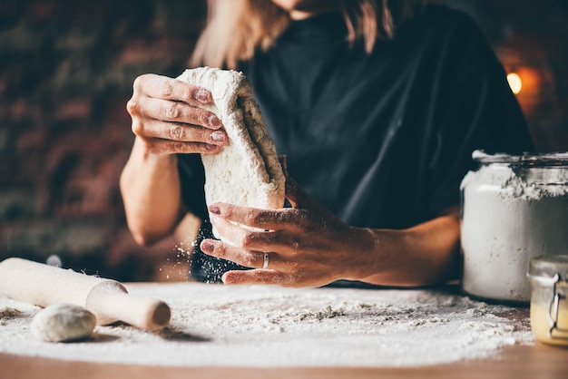 Foto sezione centrale di una donna che beve caffè