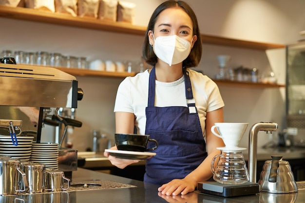 Foto sezione centrale di una donna che beve caffè