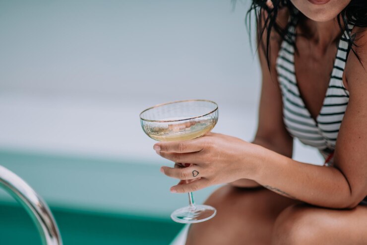 Photo 水を飲む女性のミッドセクション