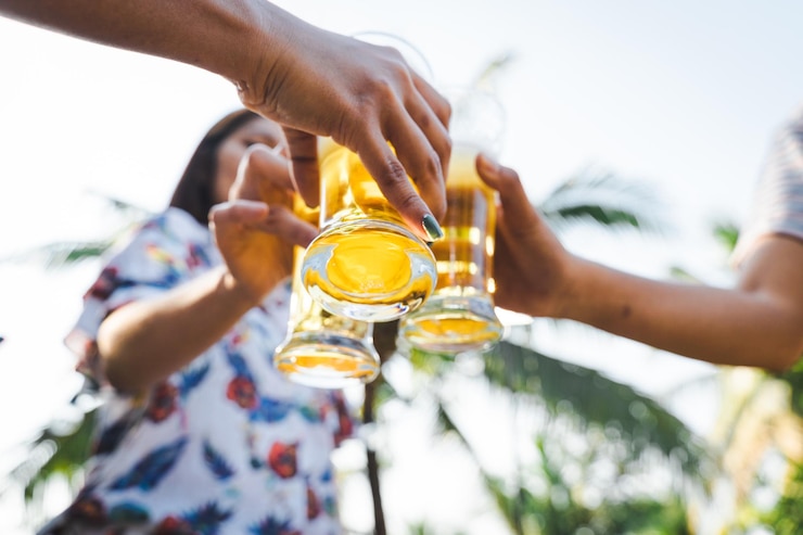 Photo midsection of woman drinking glass
